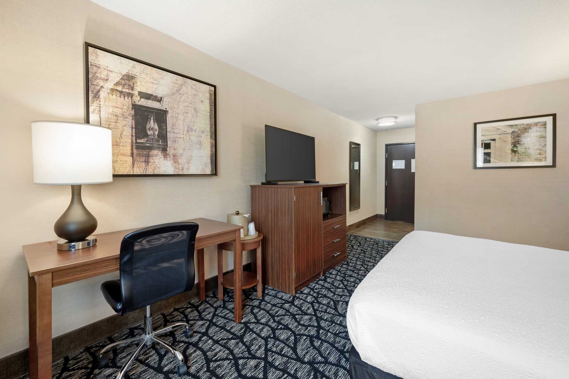 King room with desk