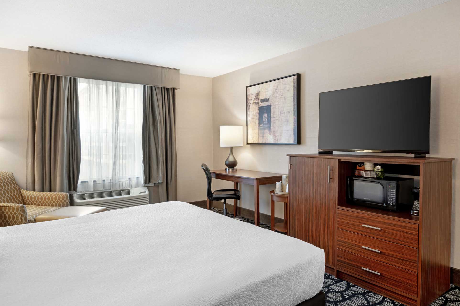 King room with TV